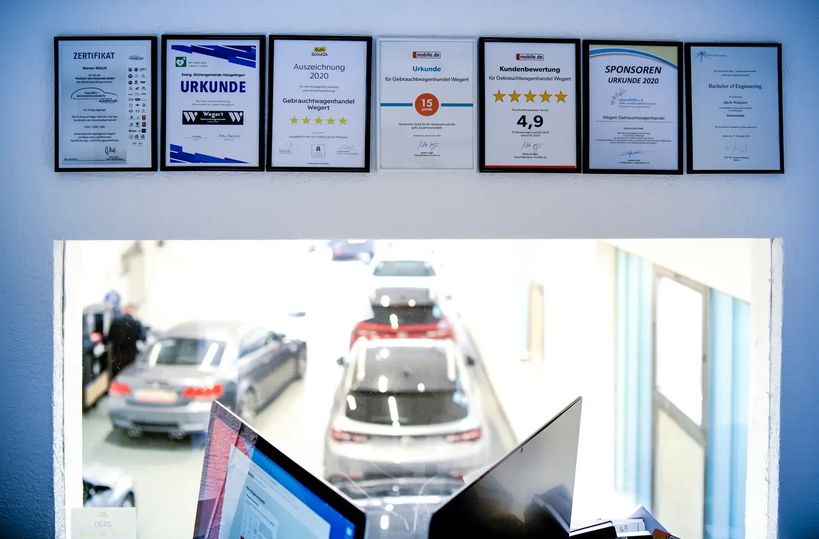 Auszeichnungen und Bewertungen an der Wand im Verkaufsraum