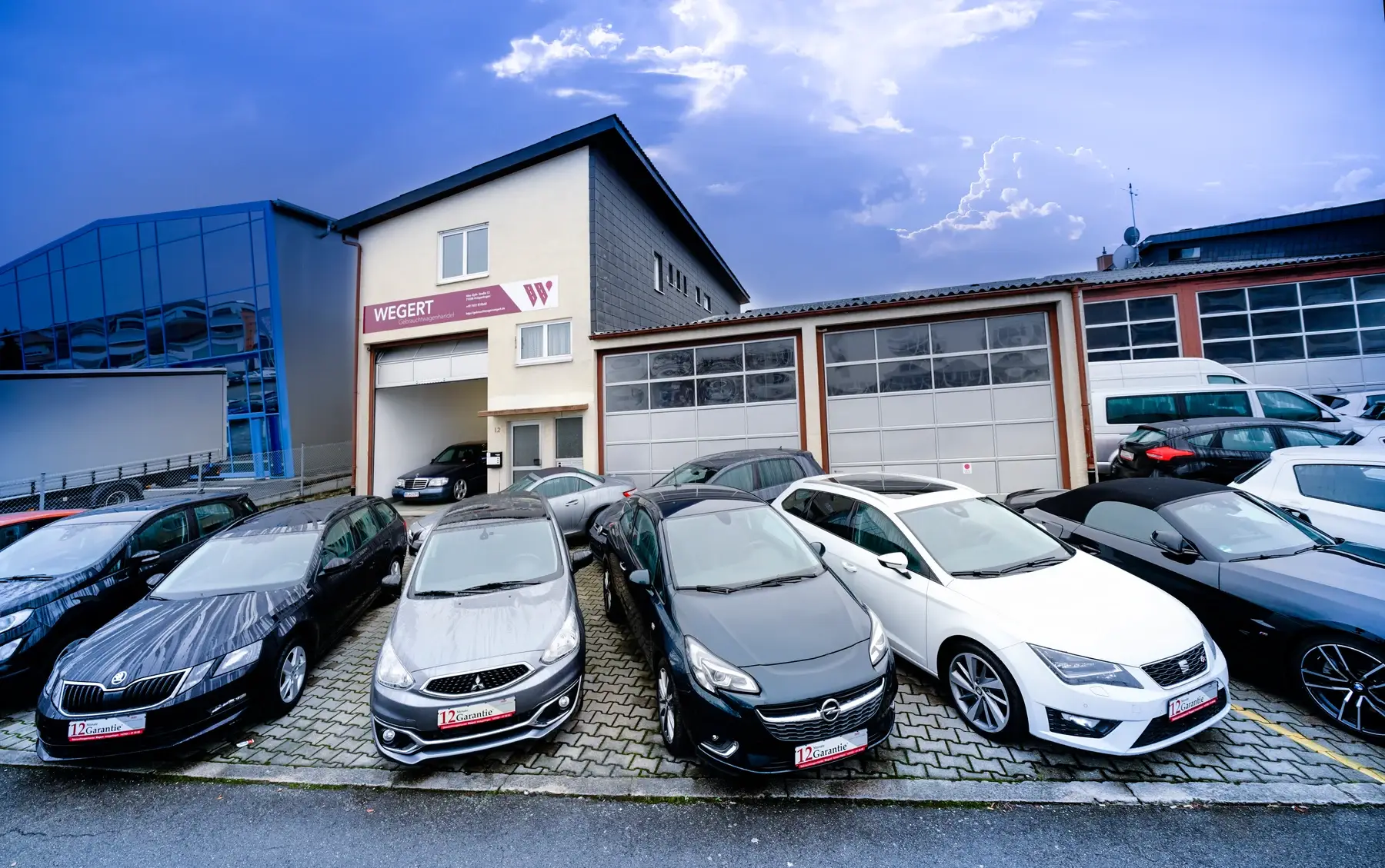 Fahrzeugreihe auf dem Hof von Gebrauchtwagenhandel Wegert in Holzgerlingen