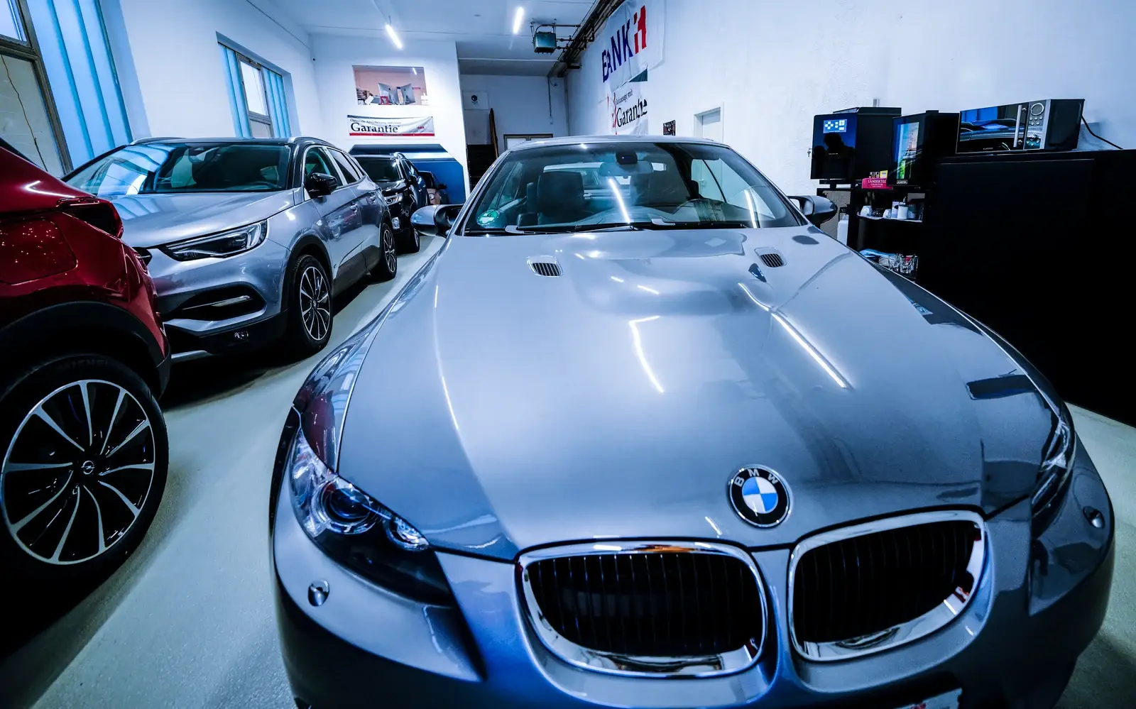 Fahrzeugfront in der Ausstellungshalle